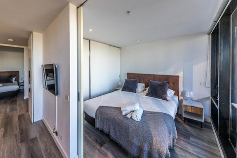 Aura2107, 2 Bedroom Apartment With Balcony, Stunning Yarra River And City Views - New Castle Holiday 4