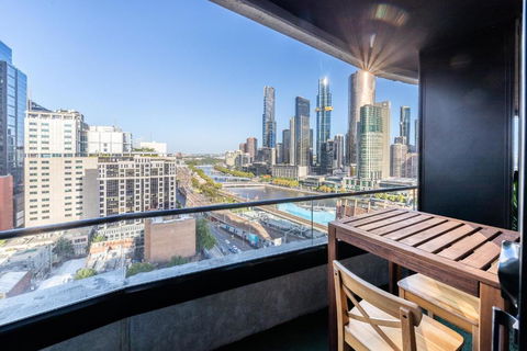 Aura2107, 2 Bedroom Apartment With Balcony, Stunning Yarra River And City Views - New Castle Holiday 0