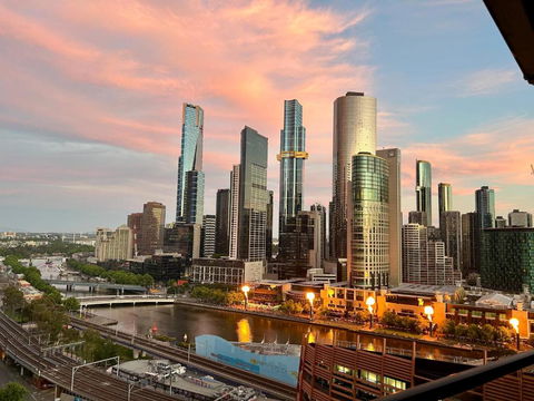 Aura2107, 2 Bedroom Apartment With Balcony, Stunning Yarra River And City Views - New Castle Holiday 2