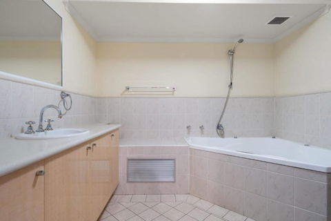 Apartment On William In CBD - 2 Bed 2 Bath Wi-Fi - New Castle Holiday 4