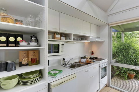 Apollo Bay Beach Bungalow - Couples Retreat - New Castle Holiday 4