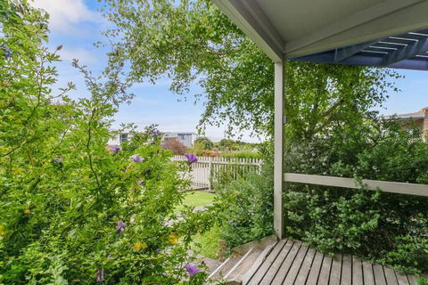 Apollo Bay Beach Bungalow - Couples Retreat - New Castle Holiday 3