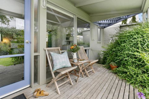 Apollo Bay Beach Bungalow - Couples Retreat - New Castle Holiday 0