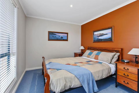 Apollo Bay Hideaway 5 Minute Walk To The Beach - New Castle Holiday 3