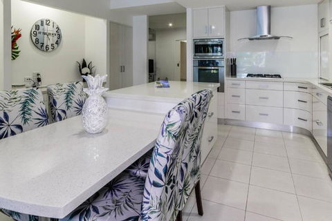 Aqua Aura - Bask In Beachfront Living - New Castle Holiday 4