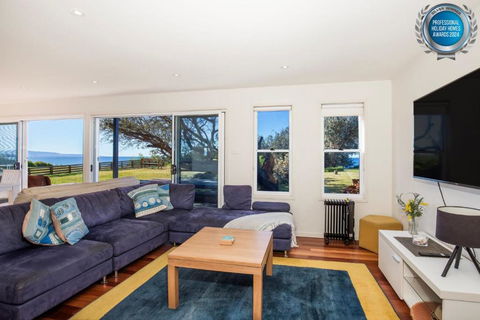 Aqua Beachfront - Pet Friendly - 2 Mins Walk To Beach - New Castle Holiday 1