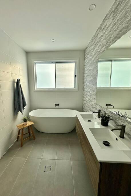 Aquila Beach Retreat - New Castle Holiday 1