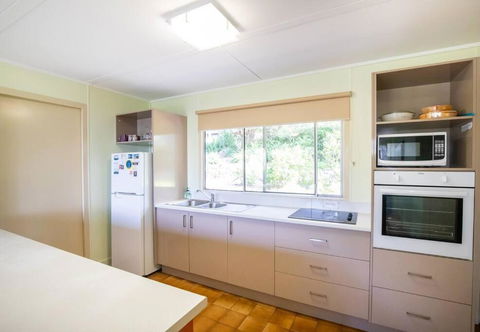 ARCADIA -Straddie Original 3 Bedroom House With Ocean Views - New Castle Holiday 3