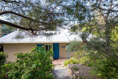 ARCADIA -Straddie Original 3 Bedroom House With Ocean Views - New Castle Holiday 0