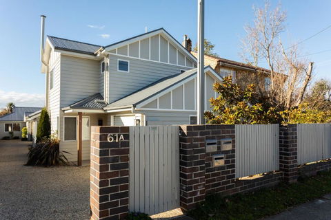 Armidale Cottage - House 1 - New Castle Holiday 1