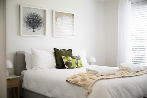Artful Abode - Duntryleague, Vibrant Decor - New Castle Holiday 1
