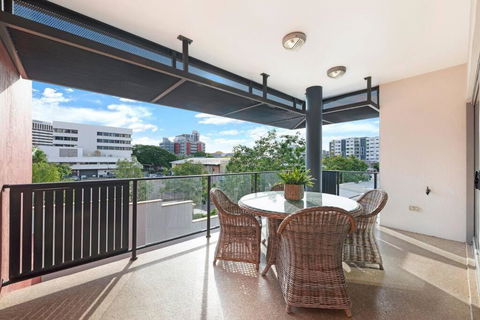 Artistic City Escape With Balcony And Parking - New Castle Holiday 4