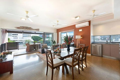 Artistic City Escape With Balcony And Parking - New Castle Holiday 3