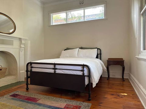 Artsy North Melbourne 2-Bedder - New Castle Holiday 2