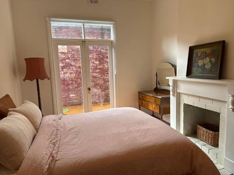 Artsy North Melbourne 2-Bedder - New Castle Holiday 4