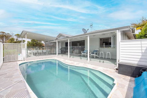 Ash Haven, 19 Ash St - Views, Pool, Air Con, Boat Parking, Wi-Fi - New Castle Holiday 2