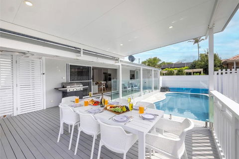 Ash Haven, 19 Ash St - Views, Pool, Air Con, Boat Parking, Wi-Fi - New Castle Holiday 1
