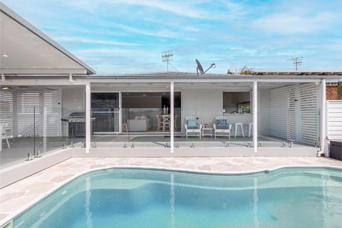 Ash Haven, 19 Ash St - Views, Pool, Air Con, Boat Parking, Wi-Fi - New Castle Holiday 3