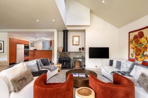 Aspect 5 Chalet A Stones Throw From All Thredbo Has To Offer - New Castle Holiday 1