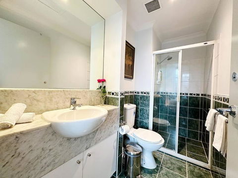 Aspire CBD One Bedroom With Indoor Pool & Parking Available - New Castle Holiday 3