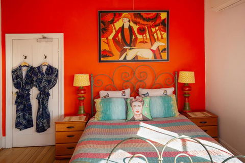 Assemblage Boutique Art B & B - New Castle Holiday 3
