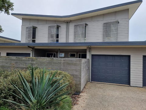 At Broadbeach Inverloch - New Castle Holiday 0