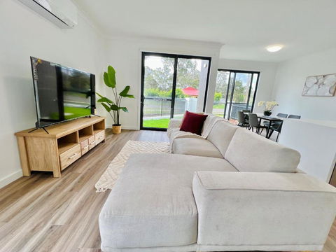 Austral Brand New Modern 4 Br Home - New Castle Holiday 1