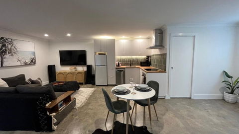 Avalon Beach Guesthouse - New Castle Holiday 1