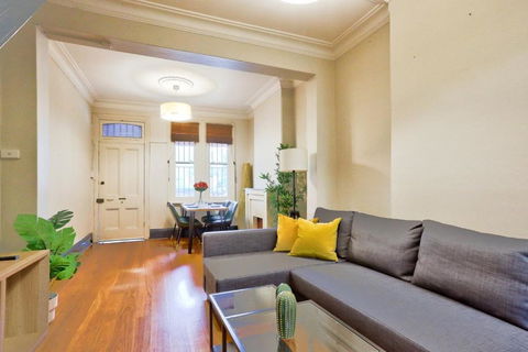 Awesome 2 Bedroom House Surry Hills - New Castle Holiday 3