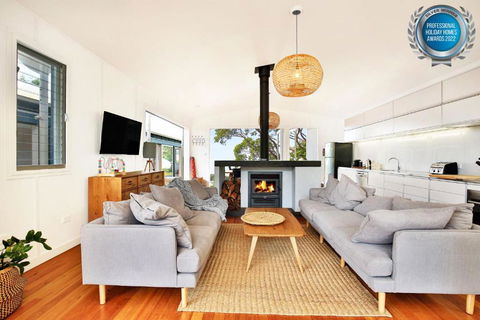 Ayana - Pet Friendly - Directly Opposite Beach - Fireplace - New Castle Holiday 0