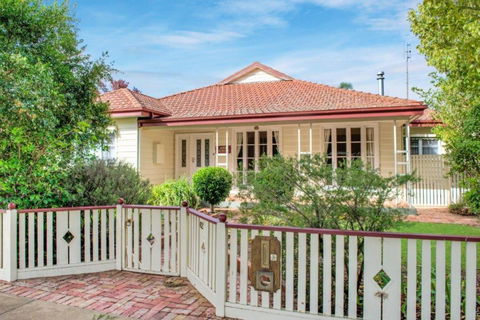 Ayr House - Echuca Holiday Homes - New Castle Holiday 0