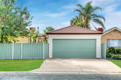 Ayr House - Echuca Holiday Homes - New Castle Holiday 4