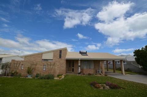 Ayres Rocks - New Castle Holiday 0