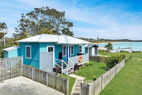 Aurora Quintessential Beachfront Couples Getaway - New Castle Holiday 0