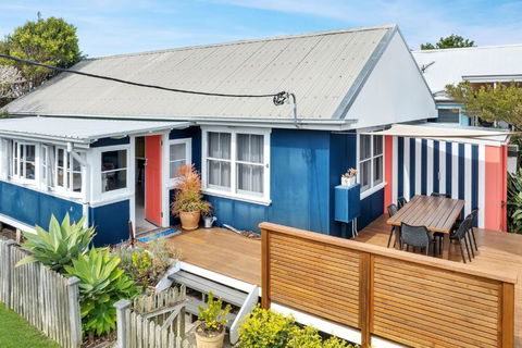 Avalon Vintage Beachside Family Getaway - New Castle Holiday 0