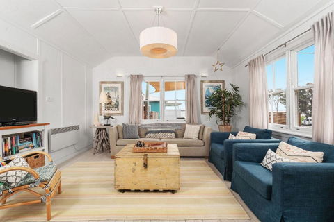 Avalon Vintage Beachside Family Getaway - New Castle Holiday 2