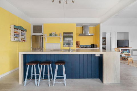 Avalon Vintage Beachside Family Getaway - New Castle Holiday 3