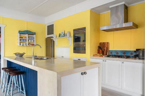 Avalon Vintage Beachside Family Getaway - New Castle Holiday 4