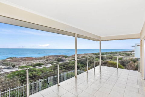 Avaya Sellicks Beachfront Getaway- Wifi - New Castle Holiday 1