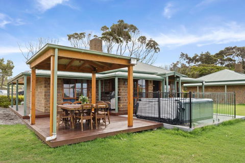 Apollo Bay Cottages- Wild Dog - New Castle Holiday 0