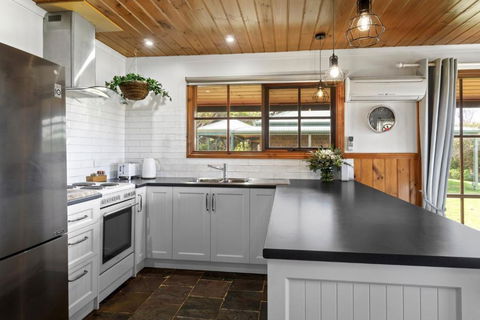 Apollo Bay Cottages- Wild Dog - New Castle Holiday 2