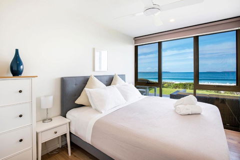 Azure Absolute Beachfront I Pet Friendly - New Castle Holiday 3