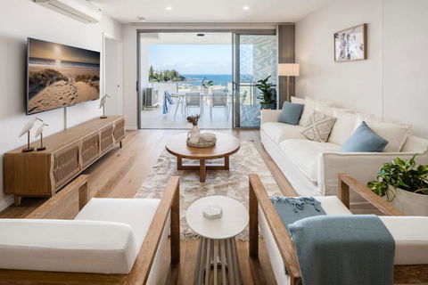 Azure Oceanside Apartment At Kings Beach - New Castle Holiday 0