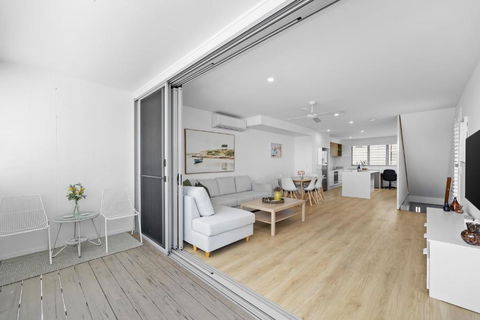 Azure River Side Townhouse - New Castle Holiday 4