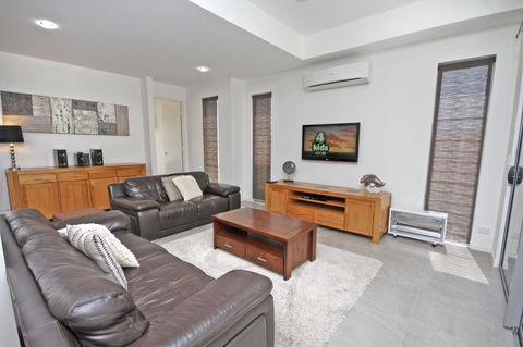 48 Boardrider Crescent, Mt Coolum - Pet Friendly, WiFi, Linen Incl. 500 BOND - New Castle Holiday 4
