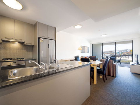 Oaks Brisbane Mews Suites - New Castle Holiday 6