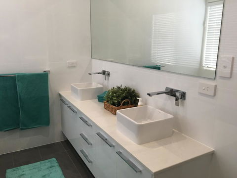 Modern Beach Villa - New Castle Holiday 6