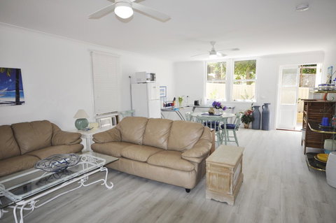 Retro Beach Flat - New Castle Holiday 14