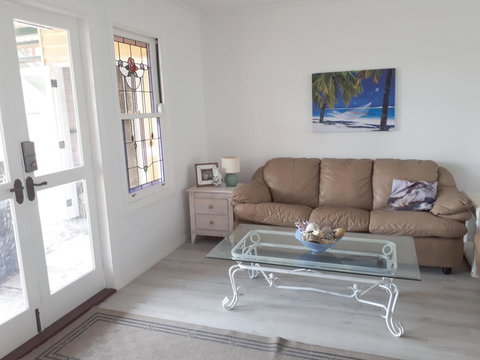 Retro Beach Flat - New Castle Holiday 13