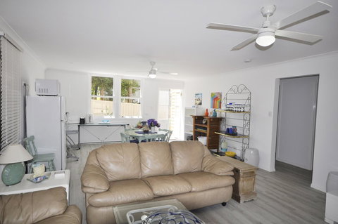 Retro Beach Flat - New Castle Holiday 3